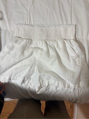 crown & ivy White High-Waist Smocked Linen-Blend Shorts